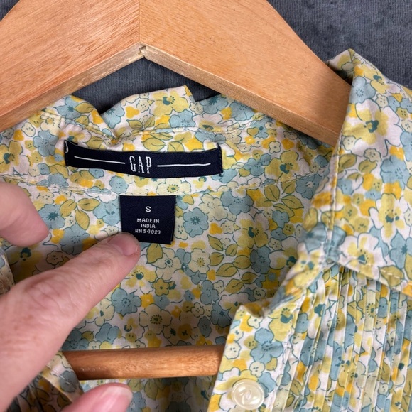 GAP Women’s sz S Floral Button Down with pin tuck detail and pearlescent buttons - Picture 3 of 9